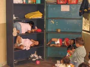 Kinder spielen im Schrank